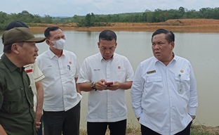 Sekdaprov Riau SF Hariyanto (kanan) saat peninjauan venue Porprov di Kuansing (foto/mat)